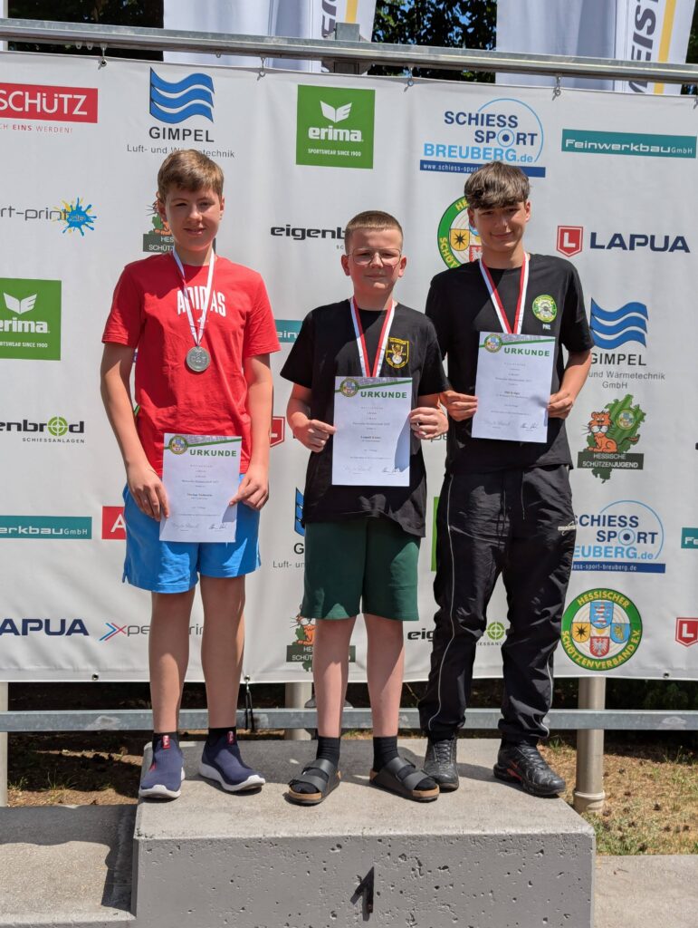 Hessische Meisterschaft 2025: Phil Krüger (rechts) holt die Bronzemedaille mit der Luftpistole in der Schülerklasse