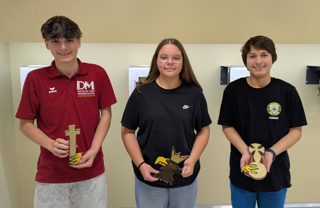 Jugend-Königsschießen 2025: Mia Klaproth (Mitte) verteidigte ihren Titel als Jugendschützenkönigin. Lennert Göbel (rechts) wurde 1. Ritter und Phil Krüger (links) wurde 2. Ritter.